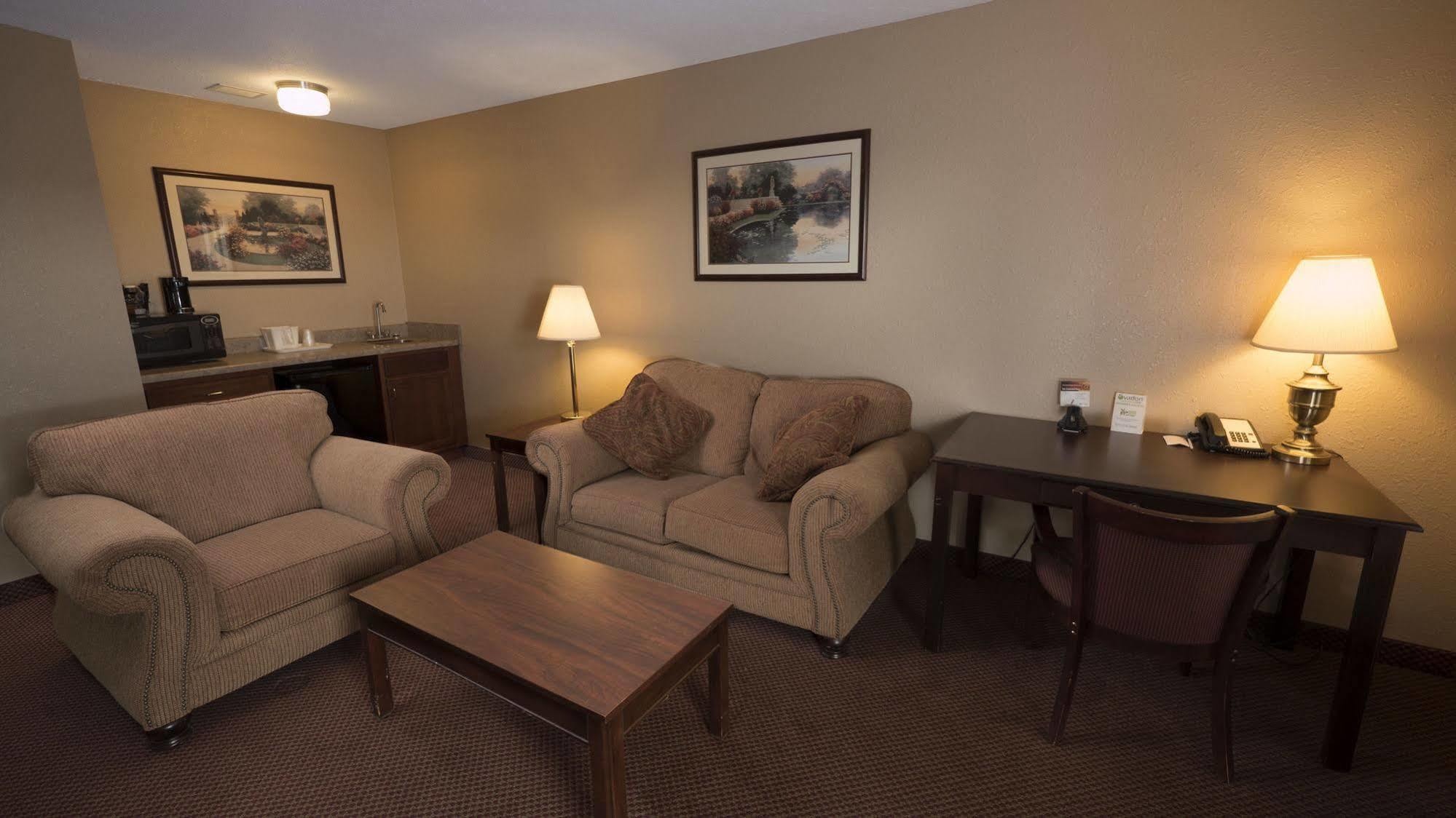 Moberly Inn & Suites Bagian luar foto