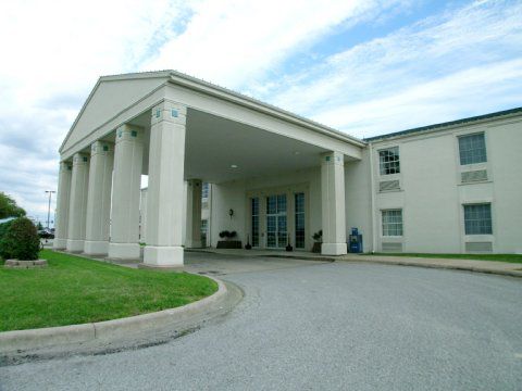Moberly Inn & Suites Bagian luar foto